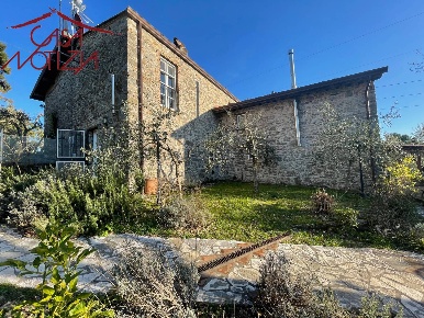 Foto Rustico in VIA DI MEZZO, Camaiore di 127 m² con 5 locali in vendita