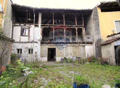 Foto Rustico in Via Marconi, Casnigo di 206 m² con 8 locali in vendita