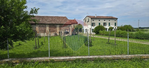 Foto Rustico in via Manzoni, Borgocarbonara di 1000 m² con 15 locali