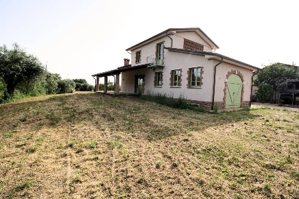 Foto Rustico a Pietrasanta di 330 m² con 6 locali in vendita