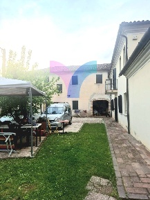 Foto Rustico in via piave, Villorba Lancenigo Villorba di 440 m² in vendita