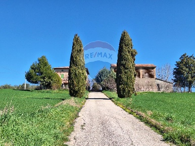 Foto Rustico in Loc. Macchie, Montefalco di 660 m² con 10 locali in vendita