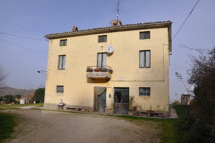 Foto Rustico a Comunanza di 430 m² con 14 locali in vendita