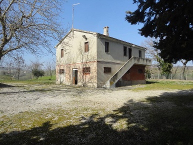 Foto Rustico in via Rangore, Cingoli di 160 m² con 7 locali in vendita