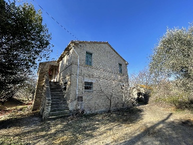 Foto Rustico in sp 92, Offida di 400 m² con 6 locali in vendita