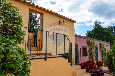 Foto Rustico a Monte Roberto di 350 m² con 12 locali in vendita