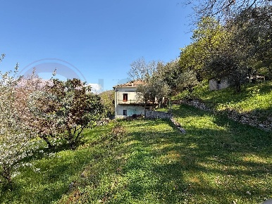 Foto Rustico in Via Fermata, Fontana Liri di 174 m² con 7 locali in vendita