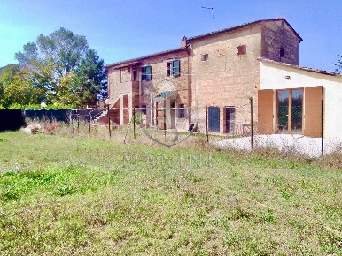 Foto Rustico in Capannone, Torrita di Siena di 192 m² con 13 locali