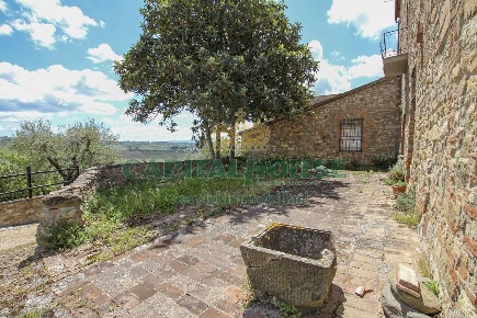 Foto Rustico a Poggibonsi di 400 m² con 10 locali in vendita