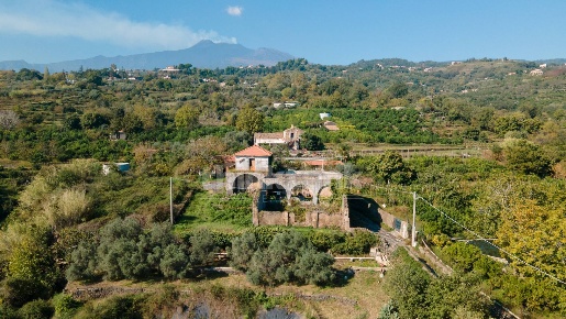 Foto Rustico in Via filippo Meda, Giarre di 650 m² con 15 locali in vendita