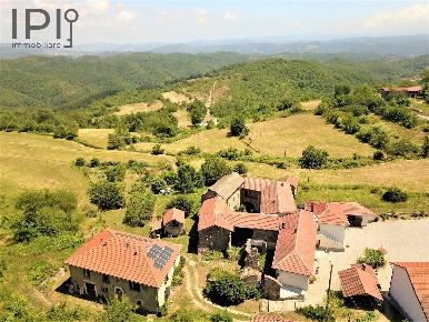 Foto Rustico a Dego di 450 m² con 20 locali in vendita