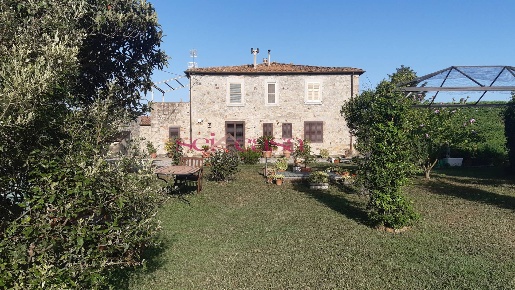 Foto Rustico a Roccastrada Centro di 250 m² con 10 locali in vendita