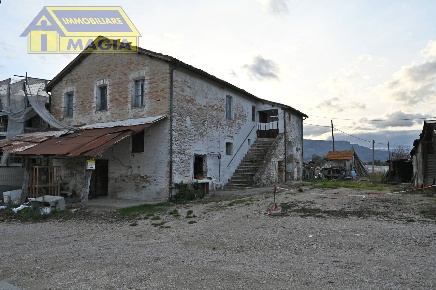 Foto Rustico a Ascoli Piceno di 361 m² con 10 locali in vendita