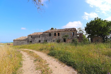 Foto Rustico a Cupra Marittima di 500 m² con 6 locali in vendita