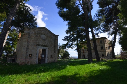 Foto Rustico a Appignano del Tronto di 750 m² con 15 locali in vendita