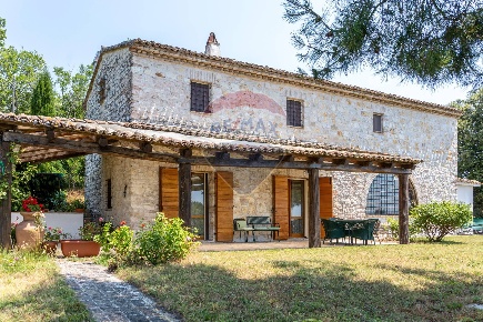 Foto Rustico a Sirolo di 280 m² con 5 locali in vendita