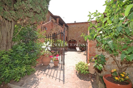Foto Rustico a Trequanda Centro di 450 m² con 12 locali in vendita