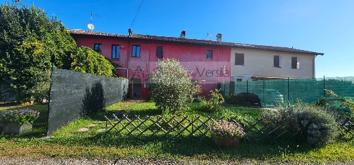 Foto Rustico a Caorso Centro di 215 m² con 8 locali in vendita