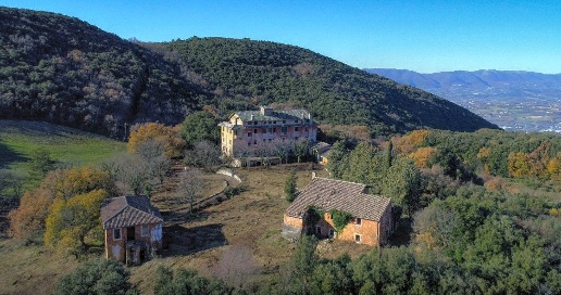 Foto Rustico a Spoleto Centro Storico di 3800 m² con 40 locali in vendita