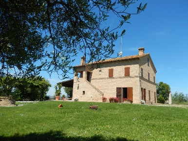 Foto Rustico in Montelupone, Montelupone Centro di 250 m² con 10 locali