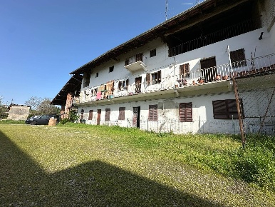 Foto Rustico in Via Gramsci, Oleggio Centro di 340 m² con 6 locali