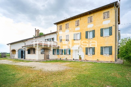 Foto Rustico in via Nuova, Roncade di 652 m² con 17 locali in vendita