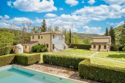 Foto Rustico a Civitella in Val di Chiana Centro di 412 m² con 18 locali
