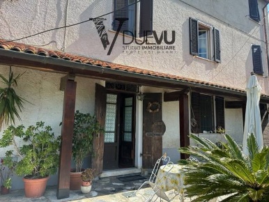 Foto Rustico in Via Solaio, Pietrasanta di 250 m² con 12 locali in vendita