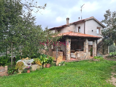 Foto Rustico a Roccastrada di 150 m² con 7 locali in vendita