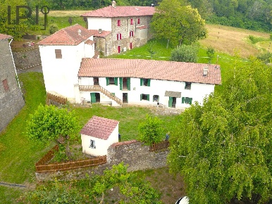 Foto Rustico in Loc Garroni, Roccaverano di 120 m² con 5 locali in vendita