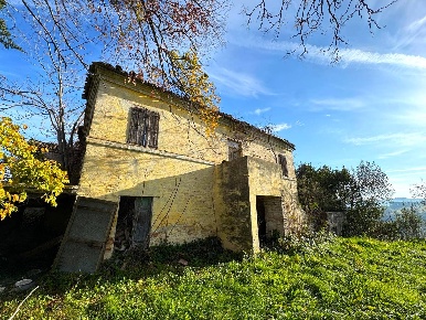 Foto Rustico a Montegranaro di 300 m² con 8 locali in vendita