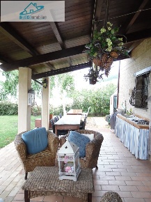 Foto Rustico a Ancarano di 300 m² con 10 locali in vendita