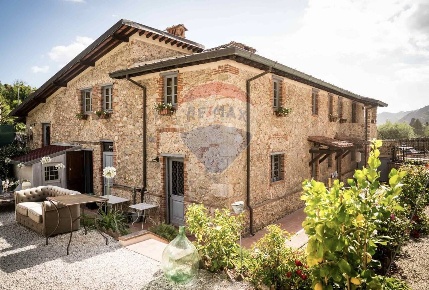 Foto Rustico in Via Nuova, Camaiore Camaiore Paese di 600 m² con 25 locali