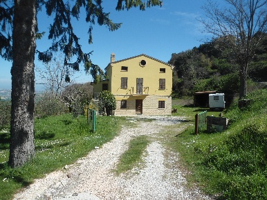Foto Rustico in C.da Santa Maria Del Soccorso, Monterubbiano Centro