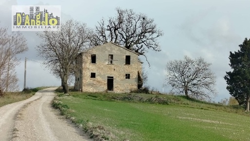 Foto Rustico in Casa San Giusto, Offida di 250 m² con 5 locali in vendita