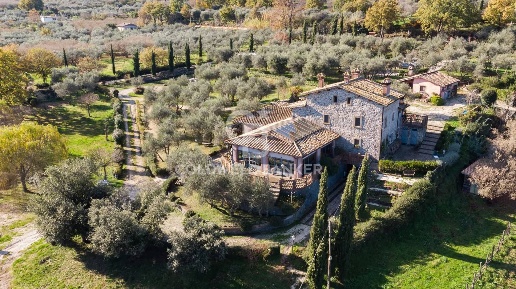Foto Rustico in Strada Sant'Angelo, Soriano nel Cimino di 401 m² in vendita