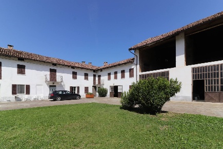 Foto Rustico in Strada Nosserio, Costigliole d'Asti di 800 m² con 10 locali