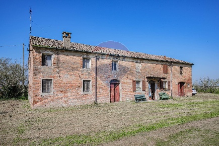 Foto Rustico in Via Raffaello, Voghiera di 240 m² con 7 locali in vendita