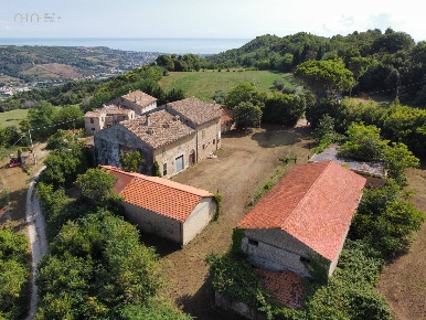 Foto Rustico a Ripatransone Centro di 2805 m² con 12 locali in vendita