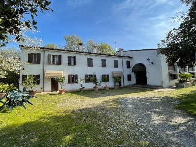 Foto Rustico in andes, Borgo Virgilio di 600 m² con 10 locali in vendita