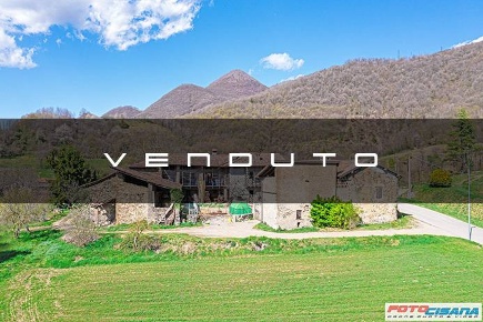 Foto Rustico a Caprino Bergamasco di 820 m² con 33 locali in vendita