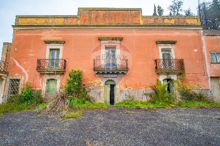 Foto Rustico a Caltagirone Centro di 600 m² con 15 locali in vendita