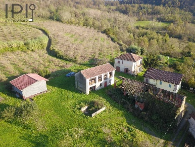 Foto Rustico in Loc Satragni, Montechiaro d'Acqui di 600 m² con 15 locali
