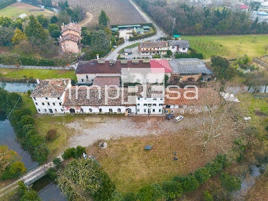 Foto Rustico in via Brigata Marche, Carbonera Tiepolo di 1700 m² in vendita