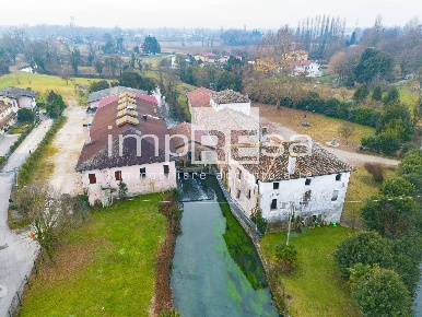 Foto Rustico in via Brigata Marche, Carbonera Tiepolo di 1700 m² in vendita