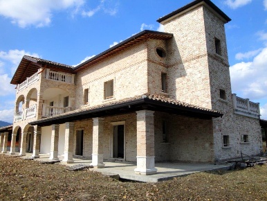 Foto Rustico a Folignano Centro di 1000 m² con 20 locali in vendita