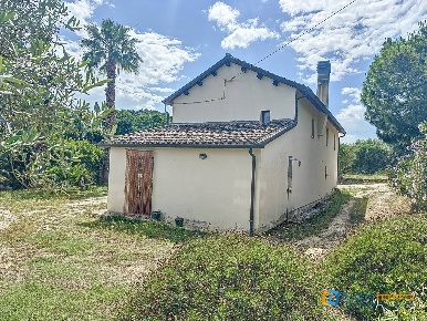 Foto Rustico in VIA MONTECANTINO, Massignano di 209 m² con 10 locali