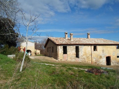 Foto Rustico in C.da Colleluce, San Severino Marche di 660 m² con 12 locali