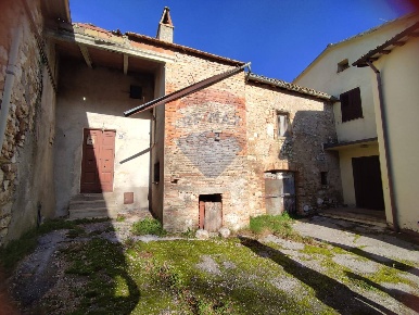 Foto Rustico a Foligno Sant'Eraclio, Case Vecchie di 500 m² con 6 locali