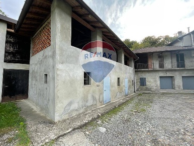 Foto Rustico in via Valle Mulini, Fino Mornasco di 130 m² con 3 locali